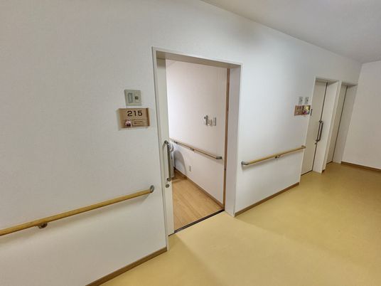 手すり付きの廊下