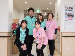 スタッフが笑顔で立つ廊下