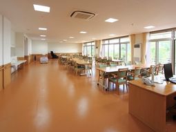 広々とした食堂の風景