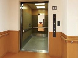 清潔なエレベーターホール