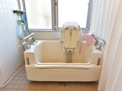 バリアフリー設計の浴室
