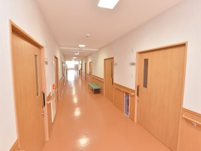 明るい廊下と開いた扉
