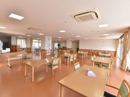 明るい食堂スペース