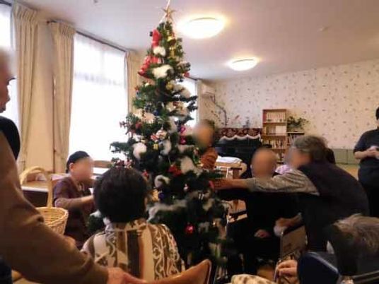 クリスマスツリーと入居者