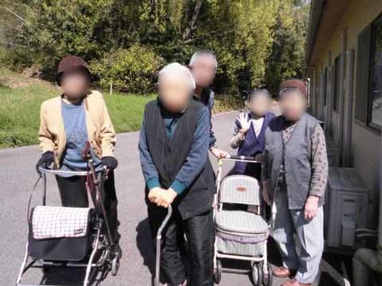 散歩する高齢者たち