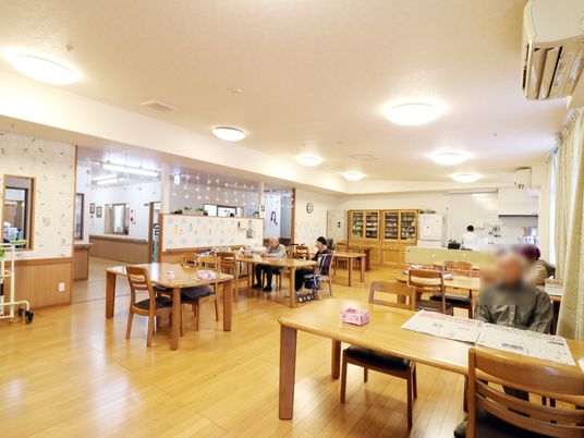 広々とした明るい食堂