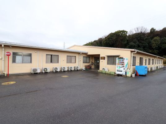 一階建ての施設外観