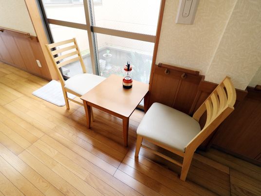 明るい居室の一角