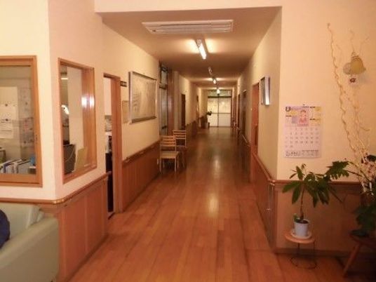 明るく清潔な廊下