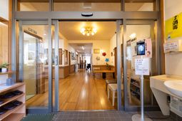 エントランスの明るい通路