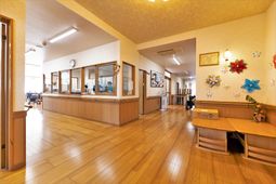 明るい受付と廊下