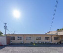 晴れた日の施設外観