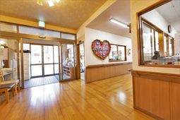 エントランスの暖かい雰囲気