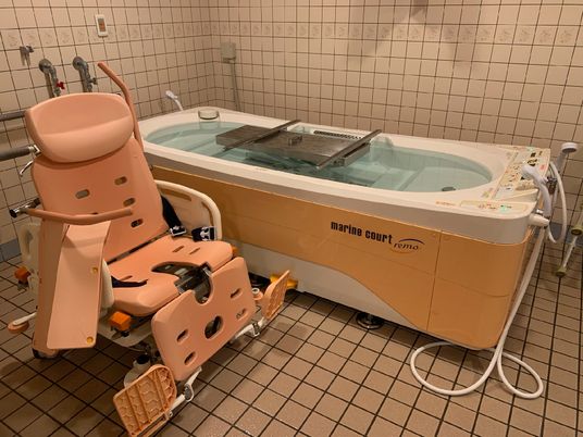 浴室の機械式浴槽と椅子