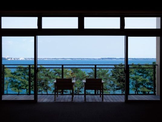 湖畔の見晴らし良好な空間