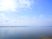 広がる青い湖畔の景色