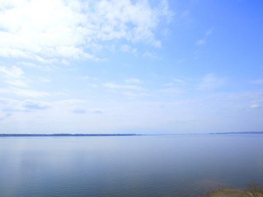 広がる青い湖畔の景色