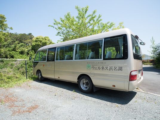 施設の送迎バス