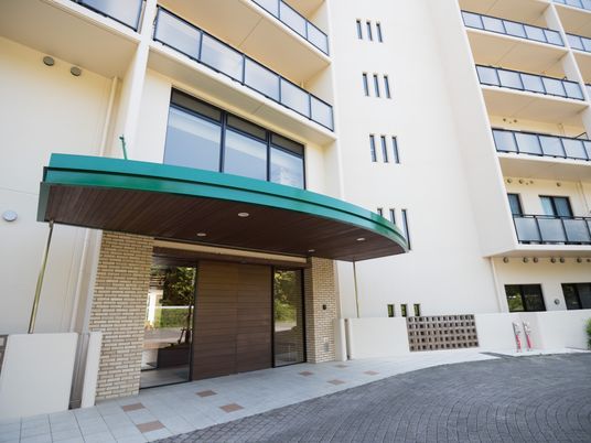 清潔な建物のエントランス