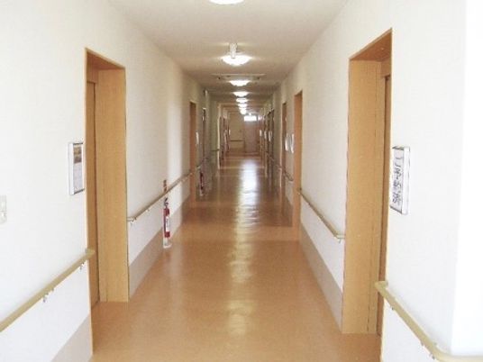 長く明るい廊下