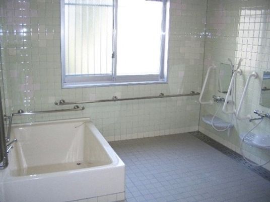 白いタイルの浴室空間