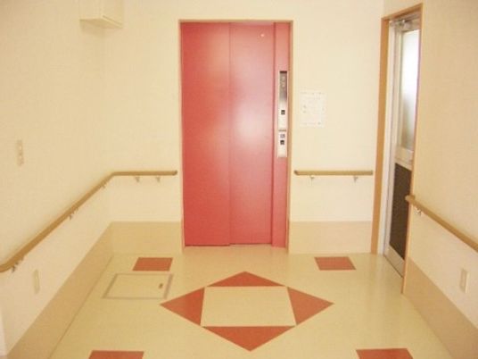 エレベーター前の廊下
