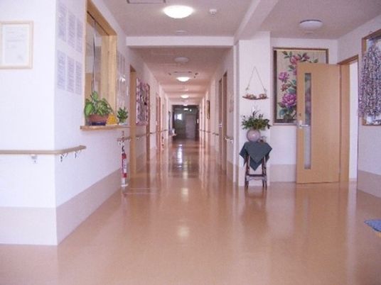 広々とした明るい廊下