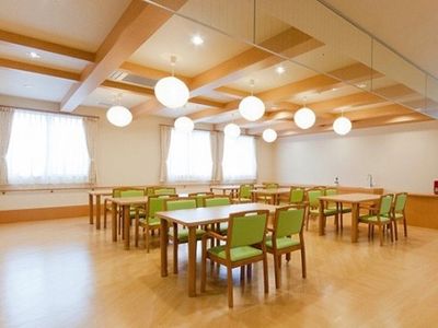 広々とした明るい食堂