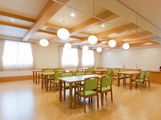 広々とした明るい食堂