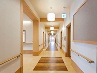 手すり付きの明るい廊下