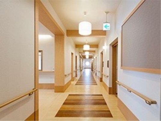 手すり付きの明るい廊下
