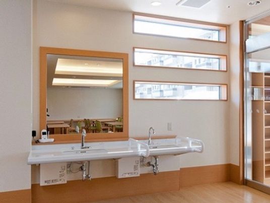 洗面台と鏡の清潔な空間