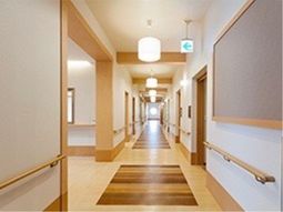 清潔感ある明るい廊下