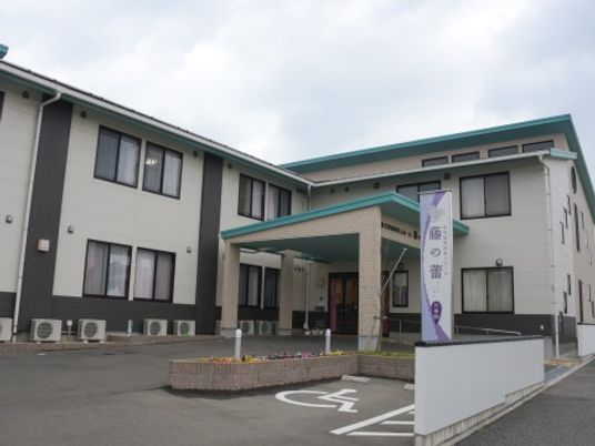 清潔感ある建物のエントランス