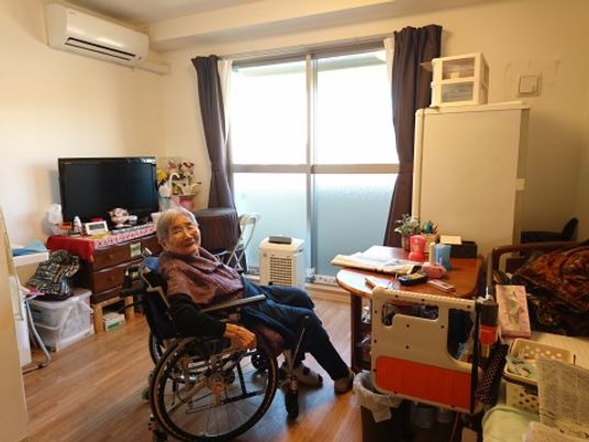 居室にいる笑顔の利用者