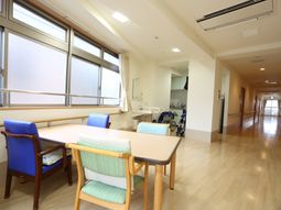 広々した廊下と休憩スペース