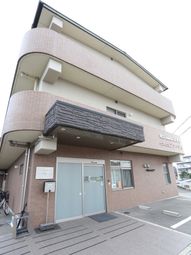 建物の正面エントランス