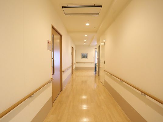 明るく清潔な廊下