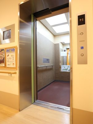 エレベーターの扉の開口部