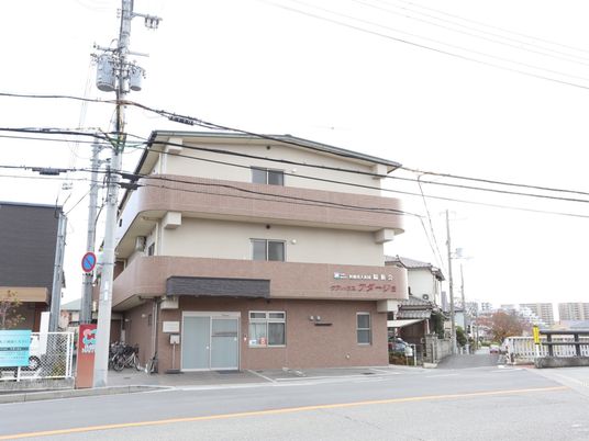 茶色の建物外観