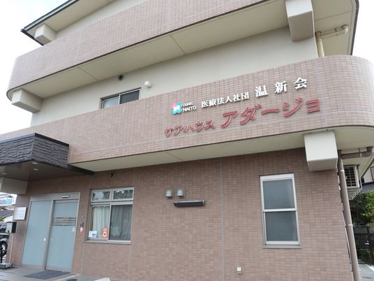 明るいエントランス外観