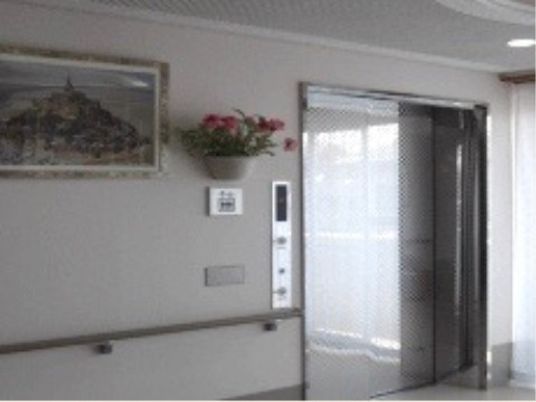 明るい廊下のエレベーター