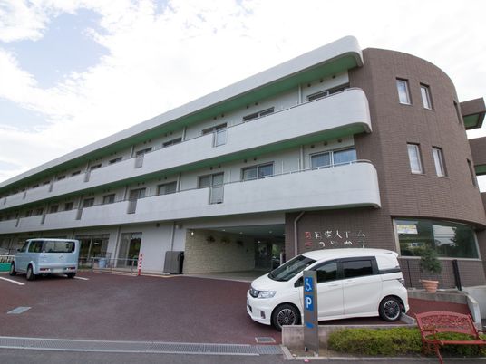 白と茶の建物の外観
