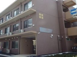 茶色の建物のエントランス