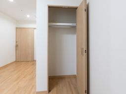 シンプルな木製のクローゼット