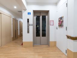 清潔な廊下のエレベーター