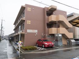 茶色い建物の外観