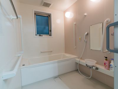 バリアフリー設計の浴室