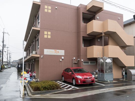 茶色の建物の外観