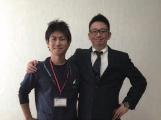 笑顔のスタッフ二人